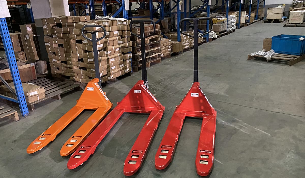The Smart Buyer’s Guide to Manual Pallet Jacks: 5 Golden Rules for