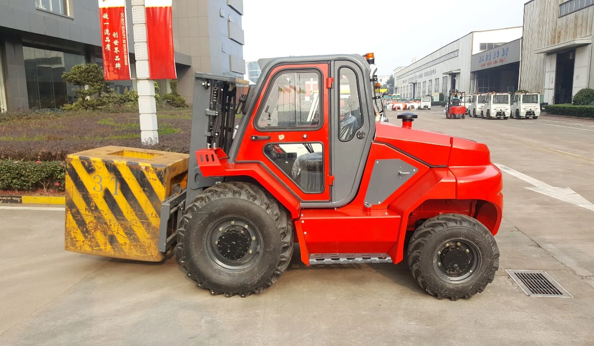Side profile of the Sinolift FD30RT4 rough terrain forklift showcasing its 350mm ground clearance and tilting cabin.