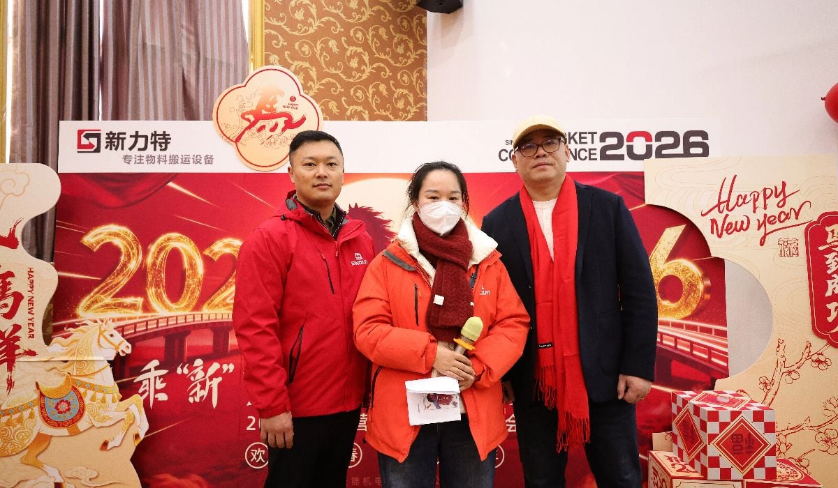 Panoramic company group photo of the SINOLIFT family gathered on the beach near Waipu Island, celebrating a victorious 2025 milestone and successful growth.