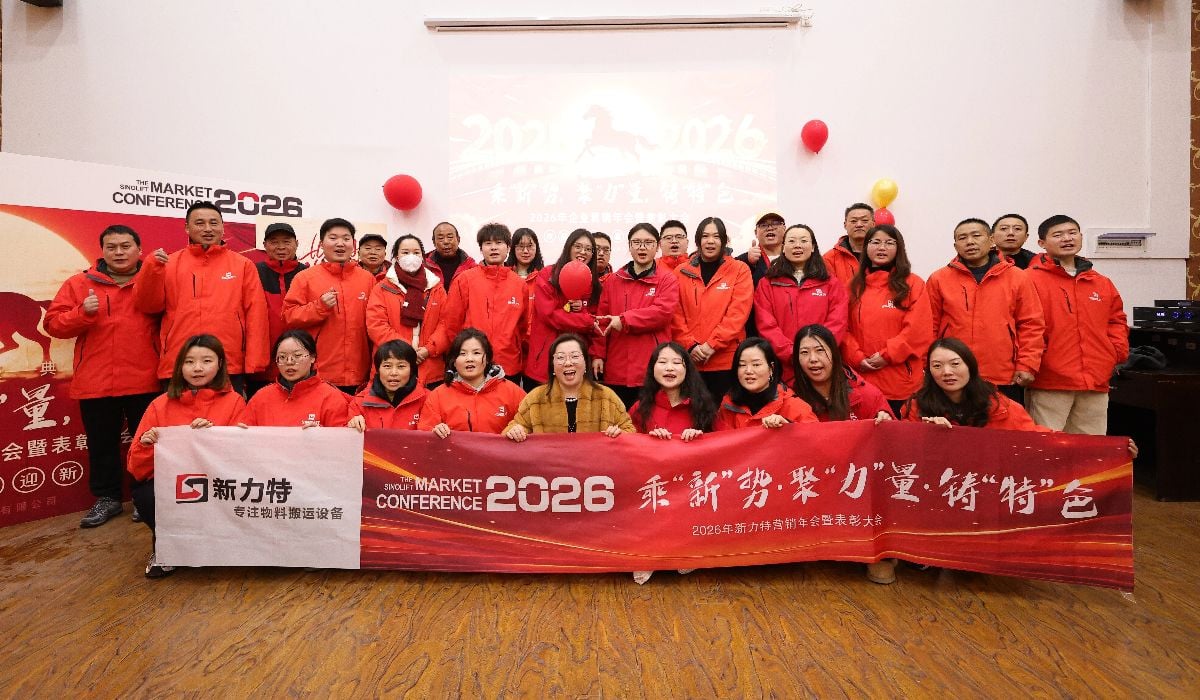 Wide-angle group photograph of the entire SINOLIFT staff smiling and posing together during the annual retreat at Jiulongshan Resort in Zhejiang.
