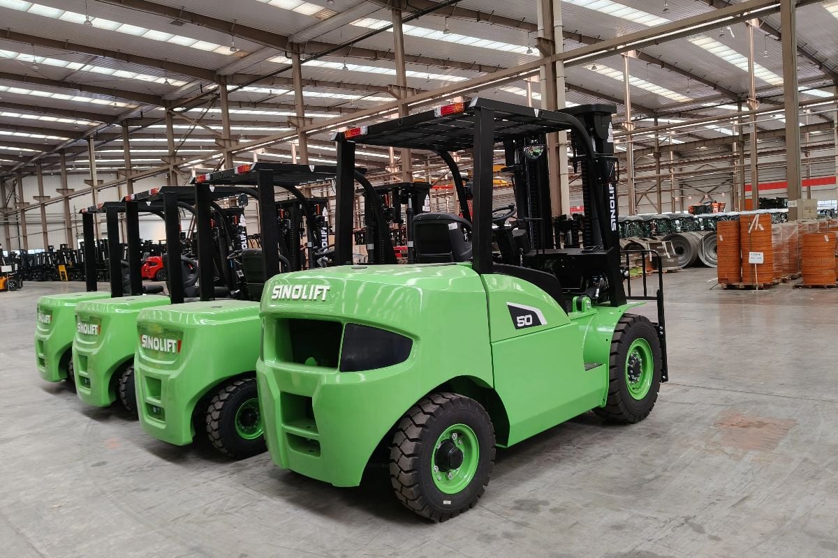 Electric Forklift Battery Maintenance Guide: Protecting Your Fleet's Heartbeat