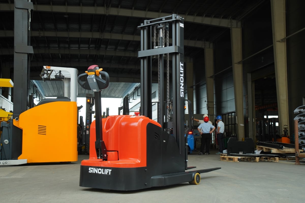 SINOLIFT counterbalanced walkie stacker operating in a factory